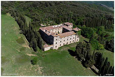 Foto con drone di un Castello fattoria abbandonato