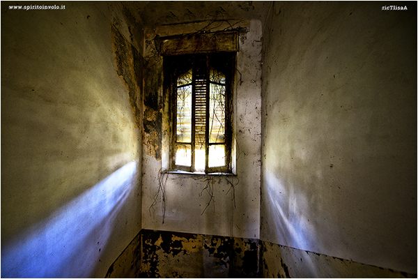 Foto di una vecchia finestra in una casa abbandonata