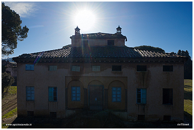 Foto con drone di Villa Bottini in Toscana