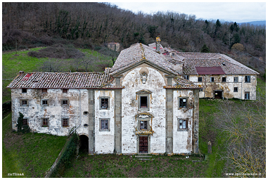 La facciata della badia del Buonsollazzo vista dal drone