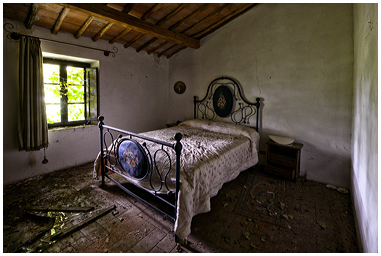 Fotografia di una camera di Bed & Breakfast abbandonato