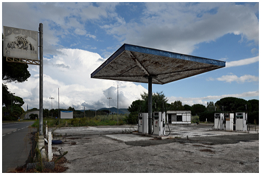 Foto di distributore di benzina abbandonato