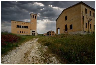 Foto del sentiero che conduce a Borgo Borzellino in Sicilia