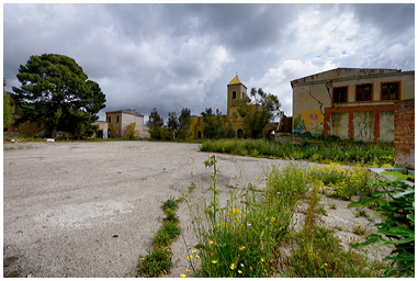 Foto della piazza di Borgo Schir&ograve; abbandonato