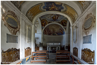 Affreschi ed altare nella Cappella Tommasi a Livorno