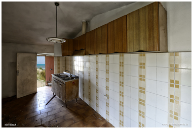 Cucina della casa al mare abbandonata