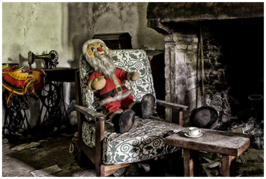 Pupazzo di Babbo Natale davanti al caminetto
