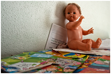 Fotografia di bambola in una casa abbandonata