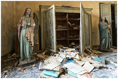 Statue di angeli nella casa abbandonata del prete