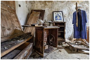 Fotografia di una stanza con macchina da cucire della Casa della sarta