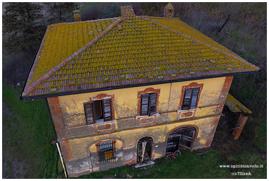 Fotografia con drone della Casa Gialla abbandonata