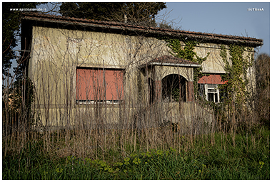 Fotografia dell'esterno di una piccola casa abbandonata in Toscana