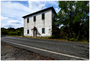 Fotografia della facciata della casa sulla strada