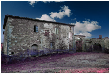 Facciata di un casale abbandonato vista dal drone con luce infrarossa