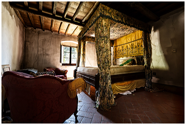 Letto a baldacchino nel casolare abbandonato