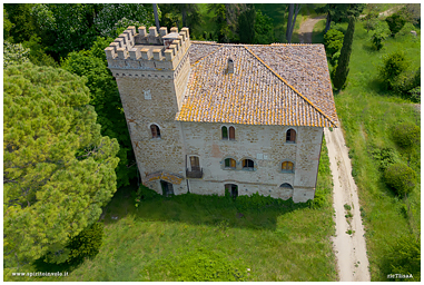 Il castello nel bosco visto dal drone