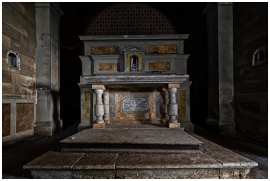 Altare nella chiesa abbandonata