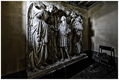 Bassorilievo marmoreo nella chiesa degli ageli custodi