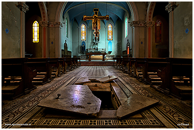 Fotografia di tomba aperta nella Chiesa Blu abbandonata