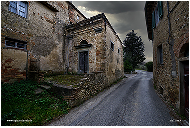 Fotografia di Chiesa abbandonata in piccolo paese