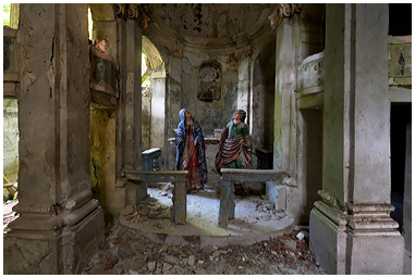 Statue che guardano verso il cielo