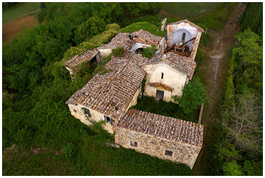 Fotografia con drone di Chiesa senza tetto