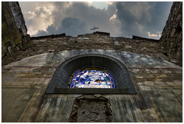Finestra e croce nella chiesa diroccata