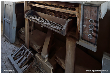 Organo dentro la chiesa