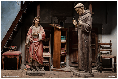 Fotografia statue di santi nel Convento abbandonato
