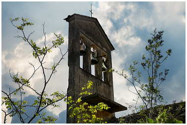Campanile con tre campane