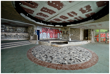 Fotografia di pista da ballo in discoteca abbandonata