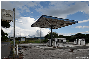 Foto di distributore di benzina abbandonato