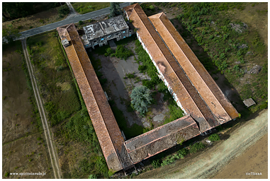 La fabbrica delle statue vista dal drone