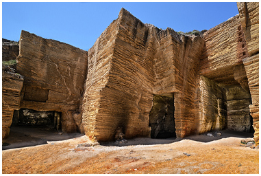 Fotografia cave di tufo alla Cala del Bue marino a Favignana