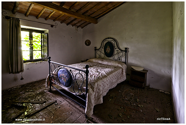 Fotografia di una camera di Bed & Breakfast abbandonato
