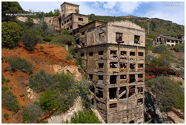 Fotografia con drone delle miniere Isola d'Elba