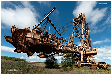Fotografia di Mezzi meccanici giganti abbandonati in Umbria