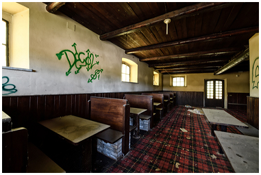 Sala della locanda dimenticata tra gli alberi