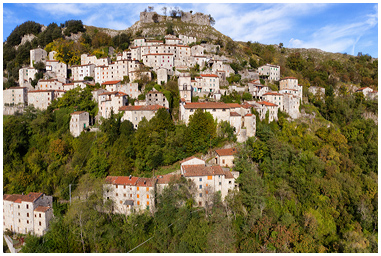Fotografia con drone di Lucchio in Toscana