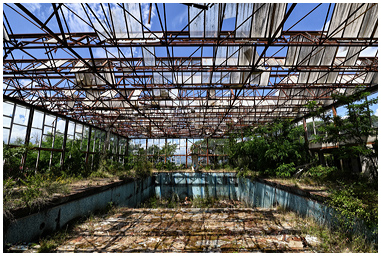 Fotografia di piscina abbandonata