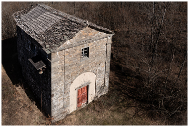 Chiesa del santo con gli stivali vista dal drone