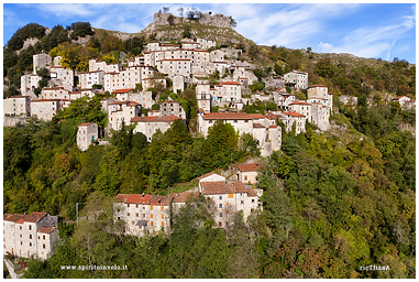 Fotografia con drone di Lucchio in Toscana