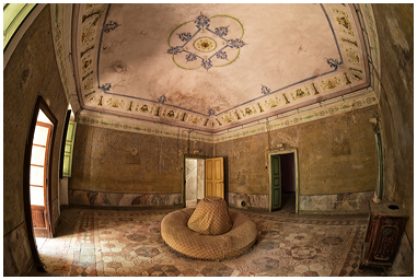 Divano a sombrero nel centro del salone