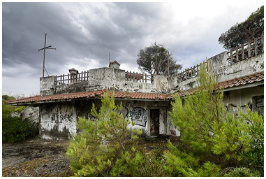 Facciata della pizzeria abbandonata