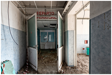 Fotografia di sala operatoria abbandonata
