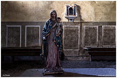 Fotografia di una statua di Santa Maria a Collebarucci