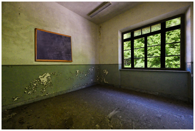 Aula con lavagna nella scuola abbandonata