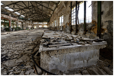 Fotografia di capannone di segheria di marmo abbandonata in Sicilia