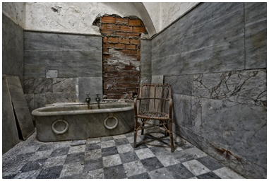 Antica vasca nelle terme abbandonate