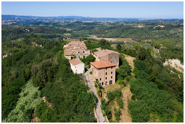 Fotografia con drone di Toiano paese abbandonato in Toscana